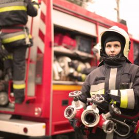 لباس عملیاتی آتش نشانی باید چه خصوصیاتی داشته باشد؟