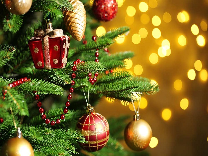 تزئينات درخت کريسمس شامل چه چيزهايي مي شود؟